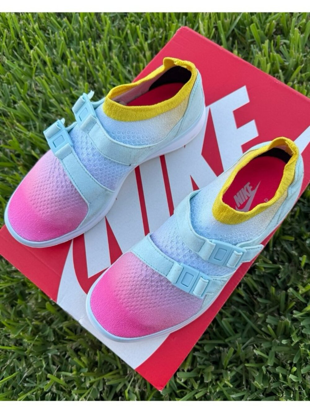 6.5 WOMEN'S NIKE AIR SOCKRACER FLYKNIT 896447-100 ICE BLUE / MULTICOLOR RUNNING